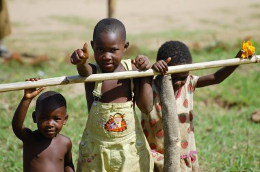 Mzuzu, Malavi - 9 Aralık 2008: bir köy geçen bir safari sırasında turistlere sallayarak çocuk