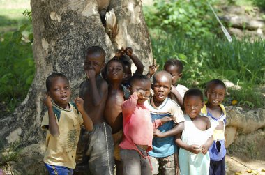 Lilongwe, Malavi - 12 Aralık 2008: Küçük bir köy okulu ziyareti sırasında bir fotoğraf için poz yerel çocuklar