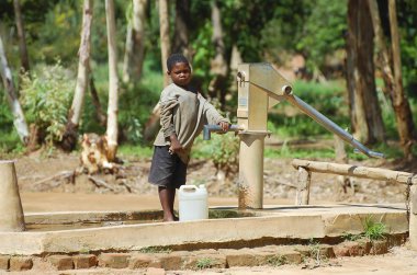 Mzuzu, Malavi - 12 Aralık 2008: Çocuğun yanında küçük bir kasabada bir su pompası