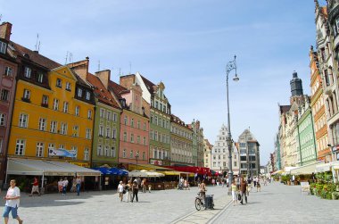 Wroclaw, Polonya - 17 Ağustos 2009: Renkli bina cephe ana turistik Çarşı Meydanı'nda