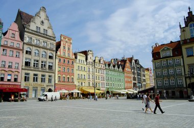 Wroclaw, Polonya - 17 Ağustos 2009: Renkli bina cephe ana turistik Çarşı Meydanı'nda