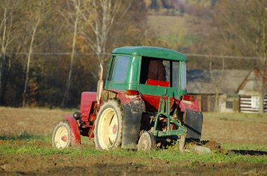 Traktör tarlayı sürüyor.