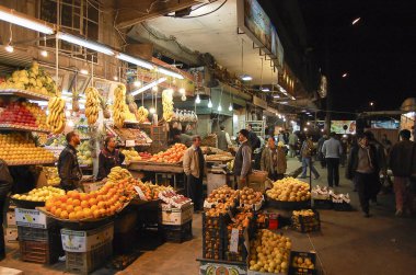 Aleppo, Suriye - 12 Ocak 2010: İç savaş patlak önce popüler meyve pazarı olarak akşam oldu