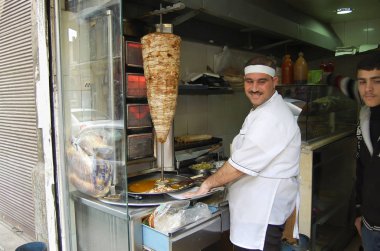 Şam, Suriye - Ocak 14, 2010: Et kebabı satıcı sermaye şehir Suriye İç Savaşı öncesinde