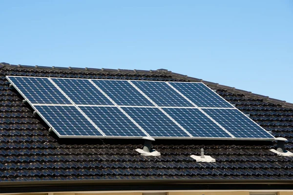 住宅の太陽電池パネルの屋根の上 — ストック写真