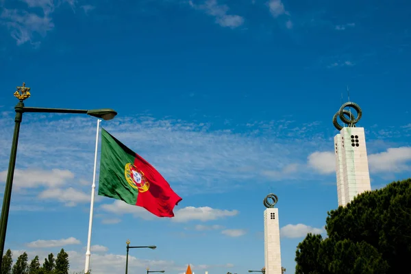 カーネーション革命 リスボン ポルトガルの記念碑で国旗 — ストック写真