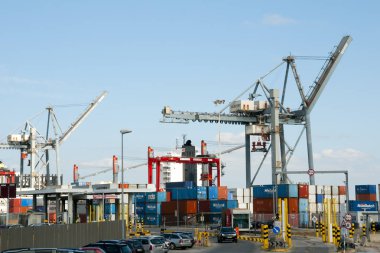 Lisbon, Portekiz - 3 Haziran 2016: Ticari kasalar ve vinçler Lizbon bağlantı noktası