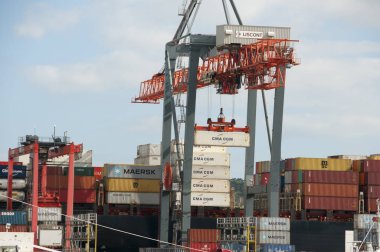 Lisbon, Portekiz - 3 Haziran 2016: Ticari kasalar ve vinçler Lizbon bağlantı noktası