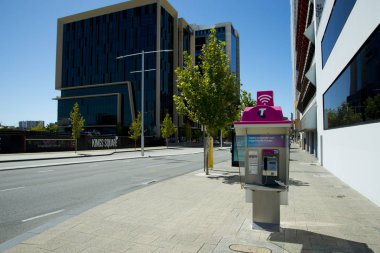 Perth, Avustralya - 2 Mart 2019: Wellington Caddesi'ndeki Telstra telefon kulübesi
