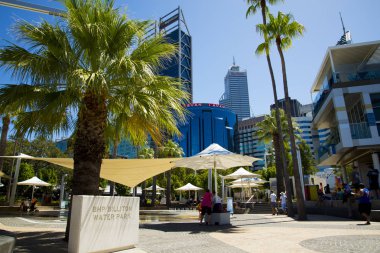 Perth, Avustralya - 2 Mart 2019: Elizabeth Quay'deki Bhp Billiton interaktif çeşme parkı