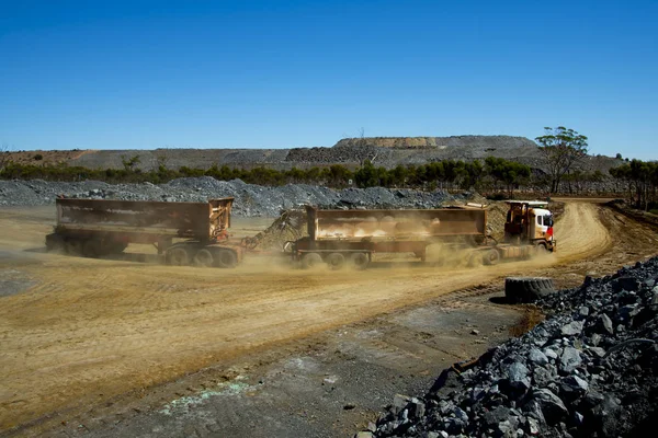 道路列車の鉱山鉱石輸送 — ストック写真