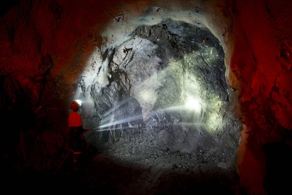 地下矿工清洁矿石驱动面 — 图库照片