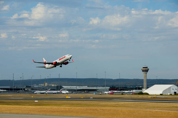 ПЕРТ, АУСТРАЛИЯ - 9 ноября 2018 года: Взлет коммерческого Boeing 737 Next Generation в Malindo Air.

