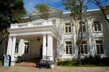 Singapur City, Singapur - 13 Nisan 2019: Sanat Evi'ndeki Timbre Evi, akşam gösterileriyle sömürge yapımı bir yapıdır.