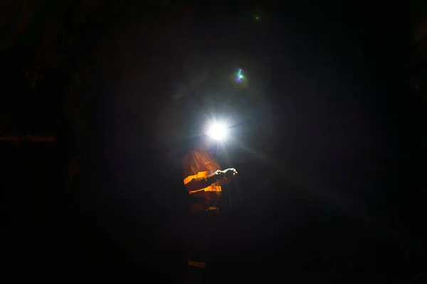 采矿隧道中的地下地质学家 — 图库照片