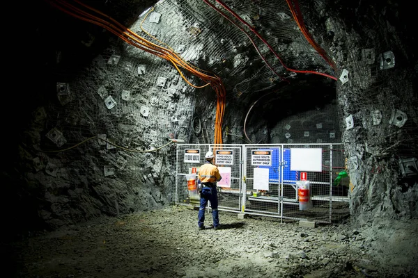 Elektriker Underjordsgruvan Tunnel — Stockfoto