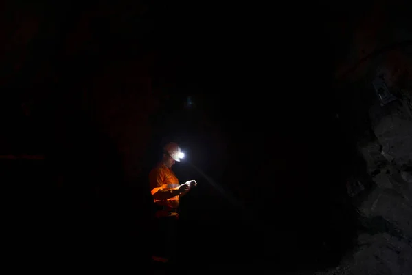 采矿隧道中的地下地质学家 — 图库照片