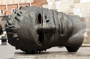 Eros Bendato heykel - Krakow - Polonya