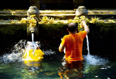 Tirta Empul Tapınağı'nda Ritüel Arınma Banyosu - Bali - Endonezya
