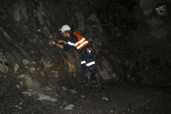 Géologue Souterrain Dans Tunnel Minier — Photo