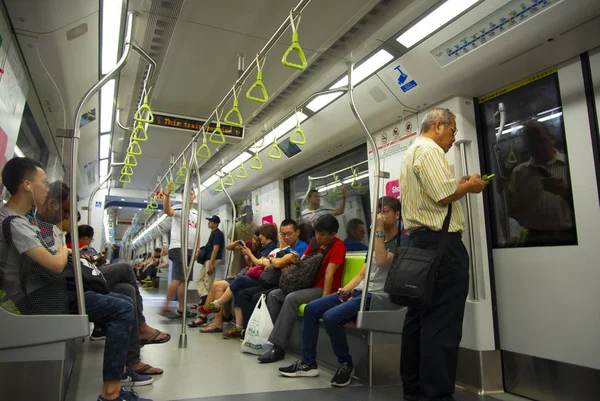 Singapur City, Singapur - 14 Nisan 2019: Kamu Smrt ulaşım sisteminde yolcular
