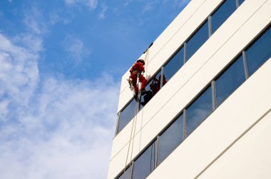Şehir Binasında Pencereler Temizleniyor