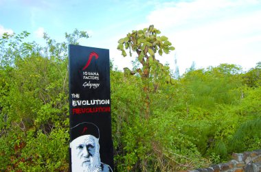 Galapagos, Ekvador - 26 Nisan 2009: Charles Darwin ile birlikte 