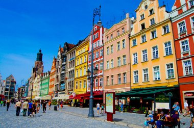 Wroclaw, Polonya - 17 Ağustos 2009: Wroclaw Pazar Meydanı, turistik bir yaya bölgesinin kalbinde bulunan bir ortaçağ pazar meydanı.