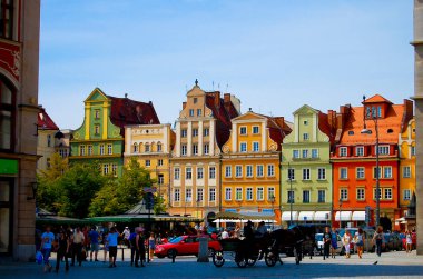 Wroclaw, Polonya - 17 Ağustos 2009: Wroclaw Pazar Meydanı, turistik bir yaya bölgesinin kalbinde bulunan bir ortaçağ pazar meydanı.