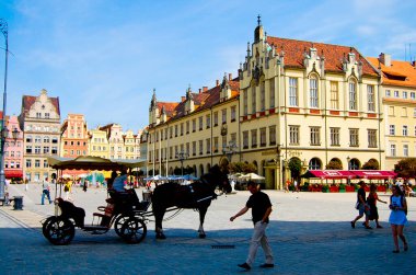 Wroclaw, Polonya - 17 Ağustos 2009: Wroclaw Pazar Meydanı, turistik bir yaya bölgesinin kalbinde bulunan bir ortaçağ pazar meydanı.