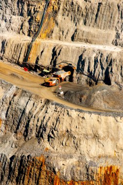 Madencilik kamyonu yeraltı madeninden çıkıyor.
