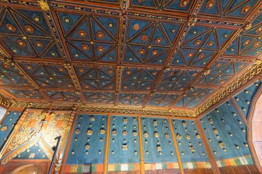 Mavi Boyalı Ahşap Tavan