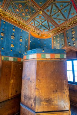 Mavi Boyalı Ahşap Tavan