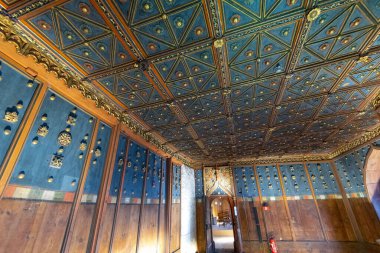 Mavi Boyalı Ahşap Tavan