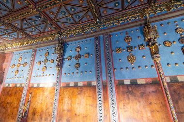 Mavi Boyalı Ahşap Tavan