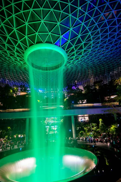 Jewel Changi Havalimanına yağmur girdabı - Singapur