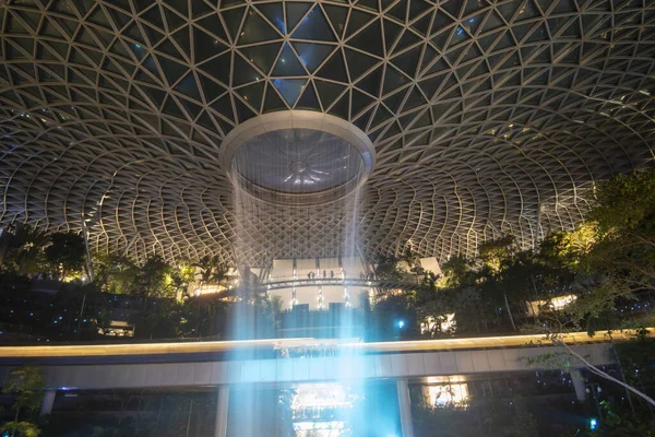 Jewel Changi Havalimanına yağmur girdabı - Singapur