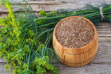 Bir fıçı bir ahşap zemin üzerine Dereotu tohumları