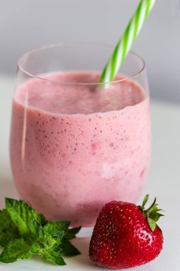 Çilek-nane yoğurt smoothies beyaz bir tablo