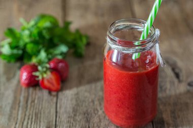 Smoothies çilek-nane ahşap arka plan üzerinde bir kavanoz içinde