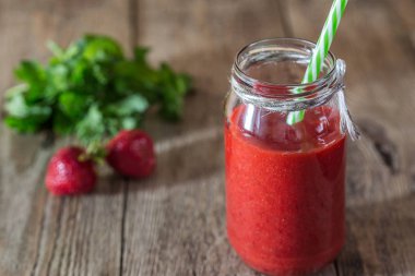 Smoothies çilek-nane ahşap arka plan üzerinde bir kavanoz içinde