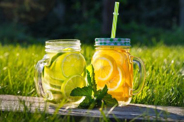 Limonata cam kupa-bankada bir arka planda yeşil çimen