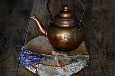 Ahşap arka plan, retro tarzı üzerinde bakır çaydanlık