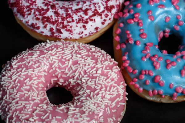 Three Donuts Black Dish Close — Stock Photo, Image