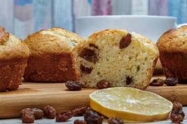 Kuru üzüm ve limon lezzet yakın çekim ile ev yapımı kek