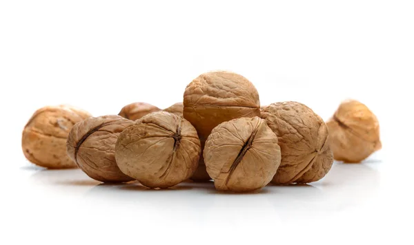 Una Pila Nueces Sobre Fondo Blanco Marrón Claro —  Fotos de Stock