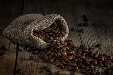 Bir çanta dolusu kahve çekirdekleri ahşap kurullarında