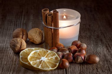 Tarçın, fındık ve ahşap kurullarında Kuru limon dilimleri ile şamdan