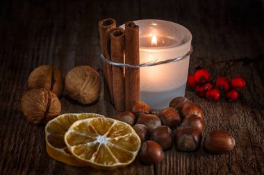 Tarçın, fındık ve ahşap kurullarında Kuru limon dilimleri ile şamdan