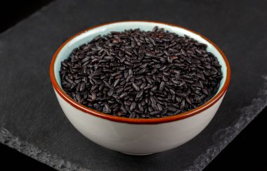 Kasede siyah pirinç, gri bir tabakta.